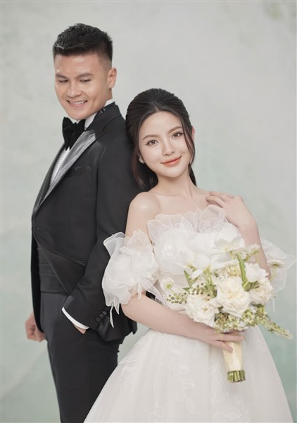 Vợ Quang Hải diện 5 váy cưới đậm 'tinh thần gen Z'