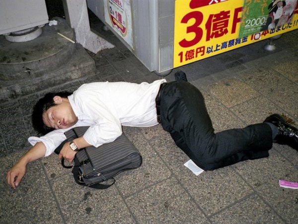 Chùm ảnh mô tả chân thực về văn hóa làm việc khắc nghiệt nhất thế giới của Nhật Bản