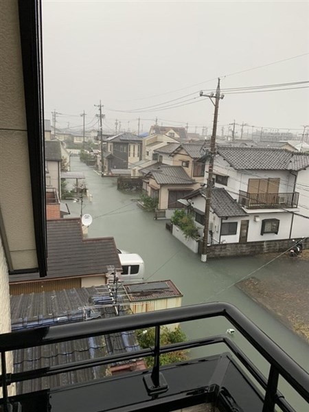 Hình ảnh nước Nhật dù chìm ngập trong nước lũ vẫn vô cùng sạch sẽ khiến nhiều người thán phục.