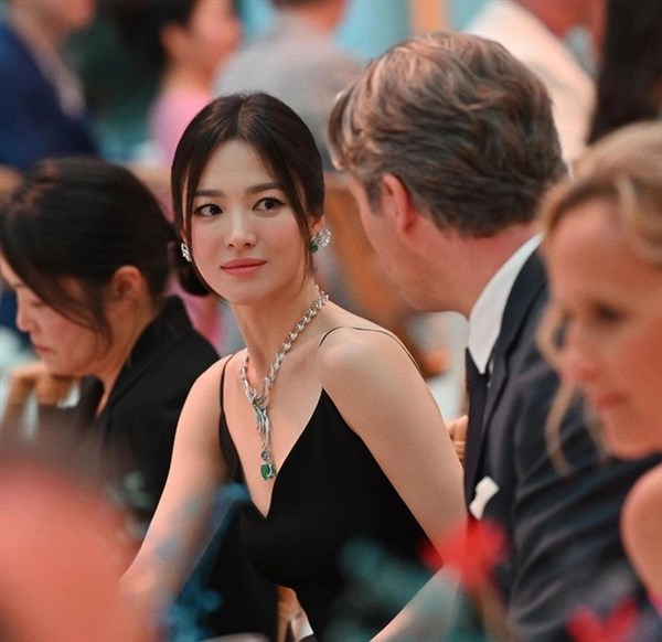 Song Hye Kyo bất ngờ tái xuất xinh đẹp sau nửa năm "ở ẩn"