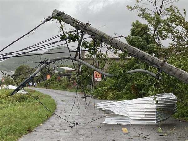 Hình ảnh hàng chục ngôi nhà bị tốc mái, cây xanh gãy đổ do bão Noru ở Thừa Thiên Huế