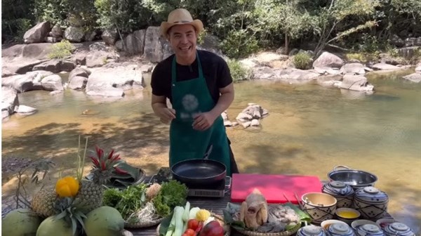 Trai đẹp 50 tuổi của showbiz Việt nấu ăn giữa suối