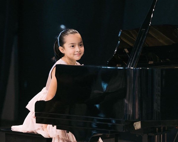 'Mỹ nhân đẹp nhất Philippines' xúc động khi con biểu diễn piano