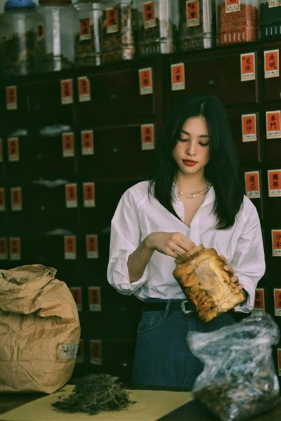 Cô gái bốc thuốc Nam cao 1m75 có gương mặt thuộc "bảng vàng" làng hương sắc Việt Nam.