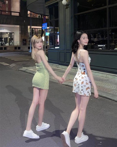 Thiều Bảo Trâm và chị gái so chân với váy 'không thể ngắn hơn'