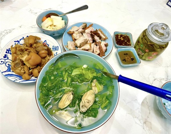 Vợ danh hài Tự Long khoe bữa ăn nấu vội, bạn bè khen toàn món "đưa cơm"