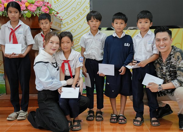 Việt Anh từ Hà Nội vào Sài Gòn đi từ thiện cùng Lý Nhã Kỳ