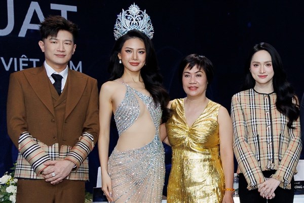 Hoa hậu Bùi Quỳnh Hoa mặc sexy tới mừng Hương Giang trở thành NSX Miss Universe Vietnam 2024