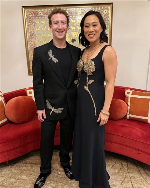 Vợ chồng Mark Zuckerberg dát hàng hiệu 'khủng' dự tiệc nhà tỷ phú Ấn Độ
