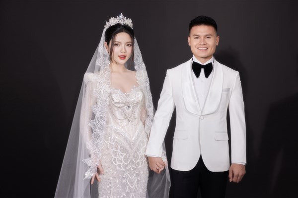 Ba chiếc váy cưới cổ điển giá trăm triệu đồng của vợ Quang Hải