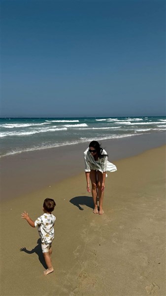 Mẹ vợ Ukraine của Bùi Tiến Dũng diện áo tắm chơi biển với cháu trai